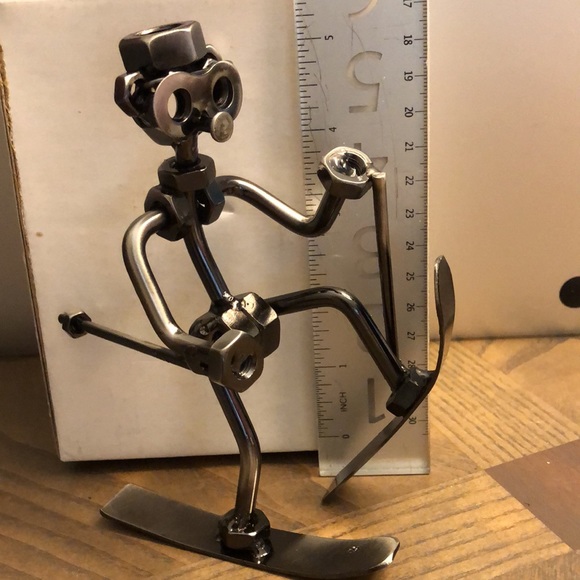 Metal skier sculpture - Picture 5 of 7